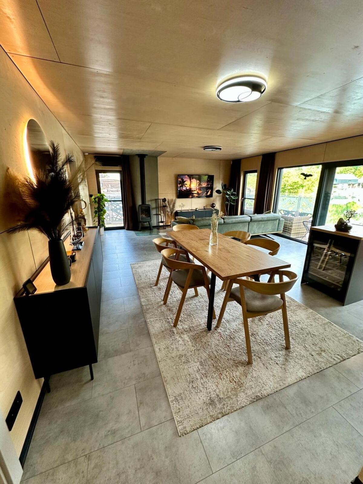 Houseboat With Touch Of Luxury Dom wakacyjny *