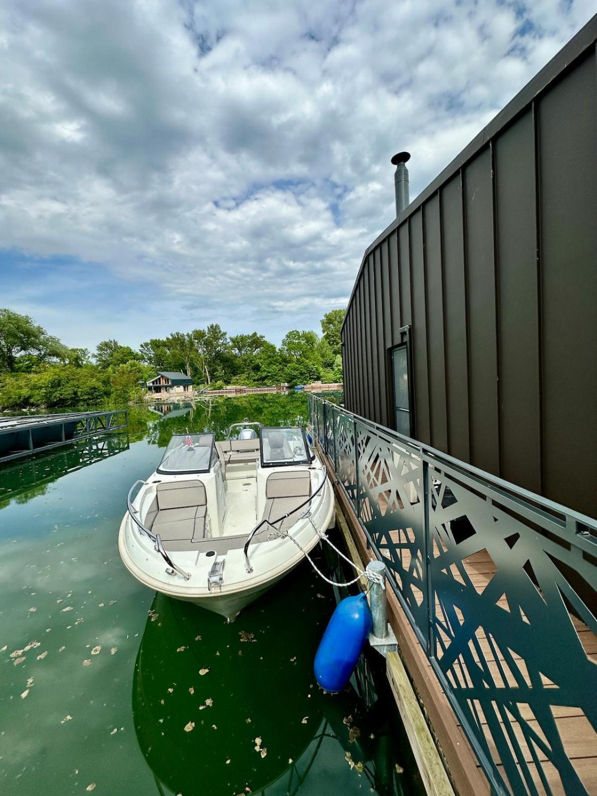 Houseboat With Touch Of Luxury Bratysława