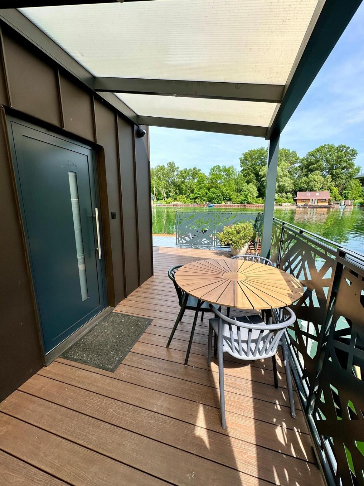 Houseboat With Touch Of Luxury *